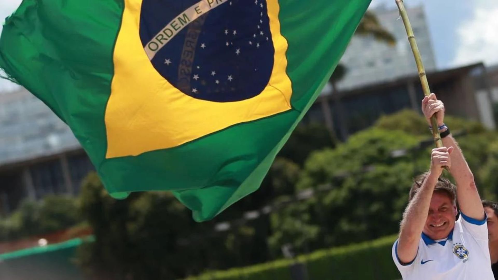 Juíza eleitoral critica uso da bandeira nacional por Bolsonaro