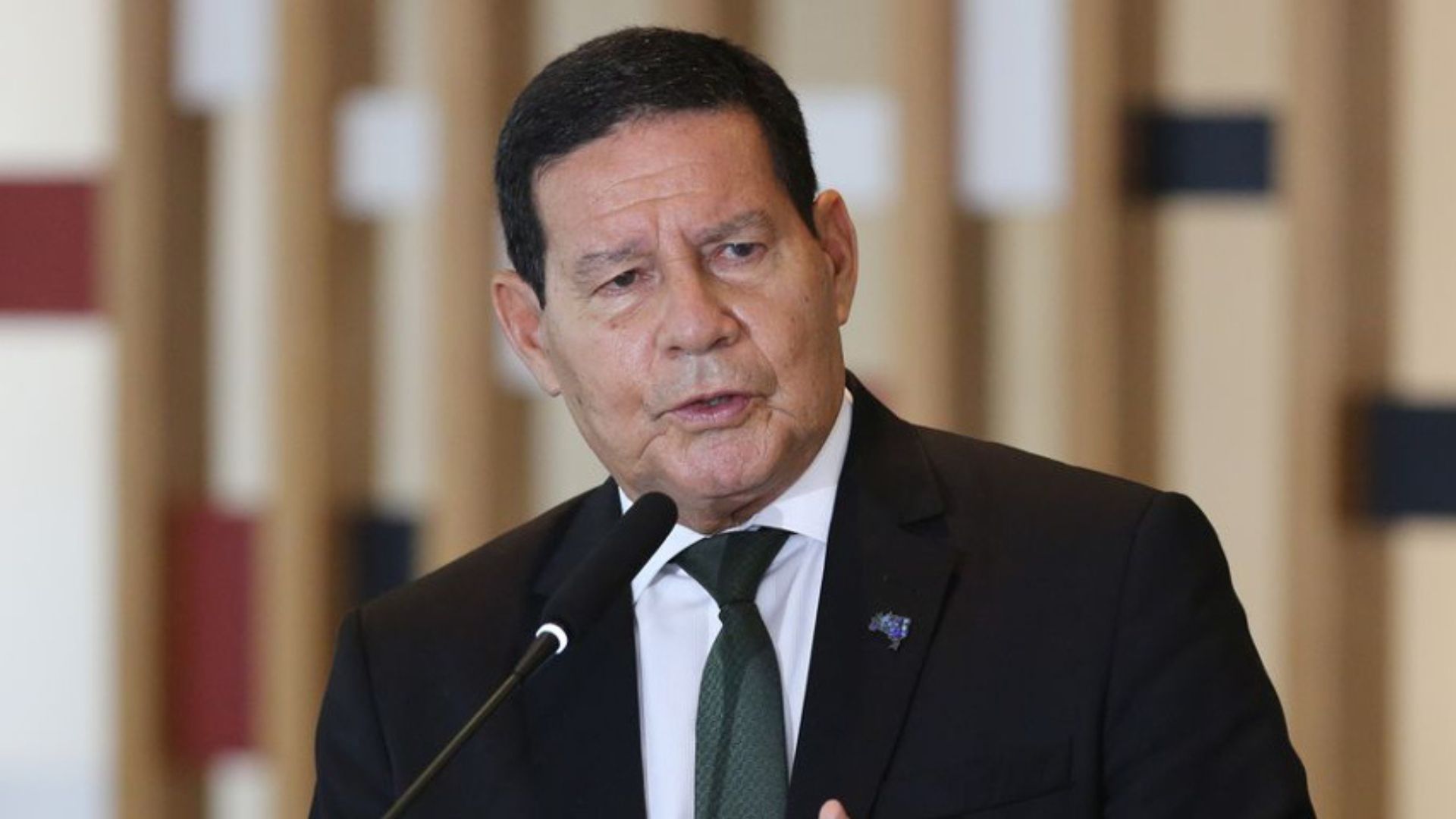 Mourão nega interferência das Forças Armadas nas urnas e diz que a função dos militares é combater badernas