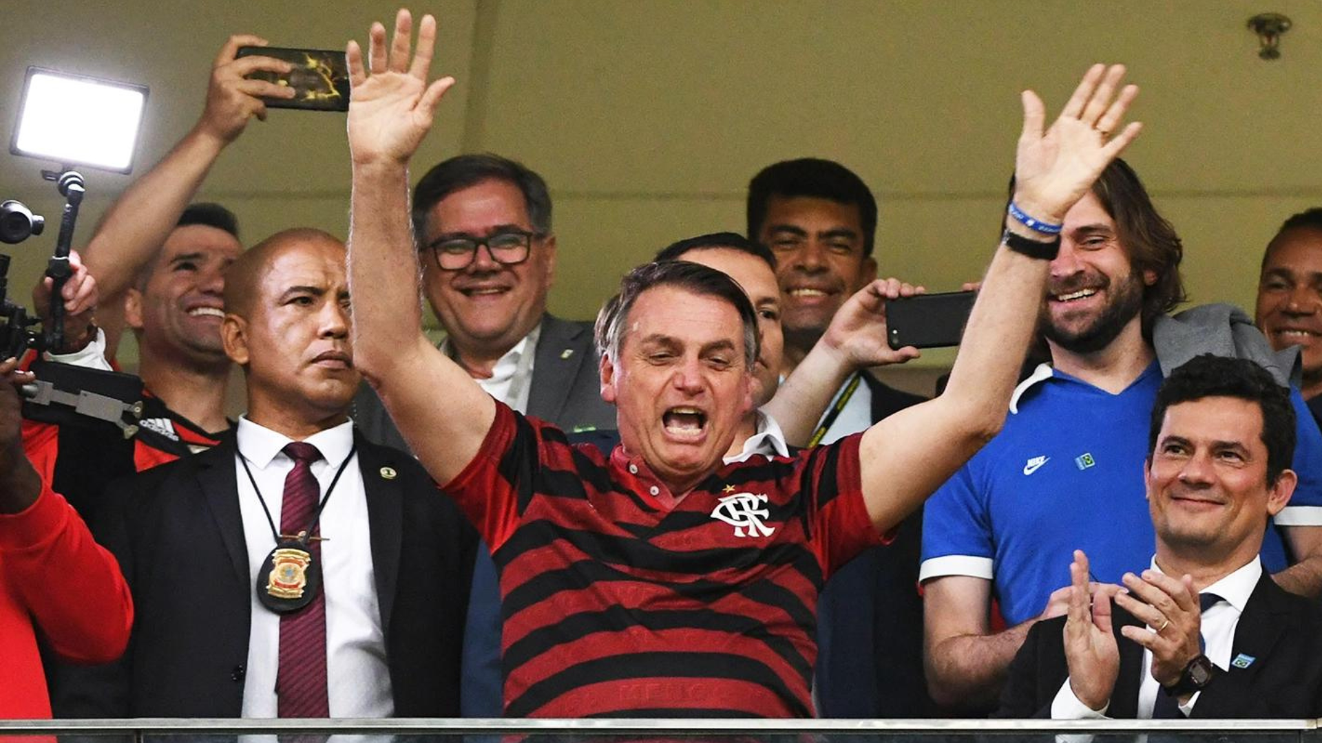 Bolsonaro diz que vai atender Flamengo e viabilizar construção de novo estádio no Rio