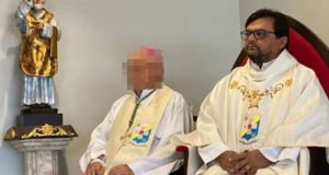 Padre Brás Costa sentado durante missa