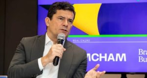 Sergio Moro de camisa branca e terno preto falando em microfone