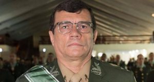 Paulo Sérgio Nogueira de farda militar e óculos olhando para a câmera