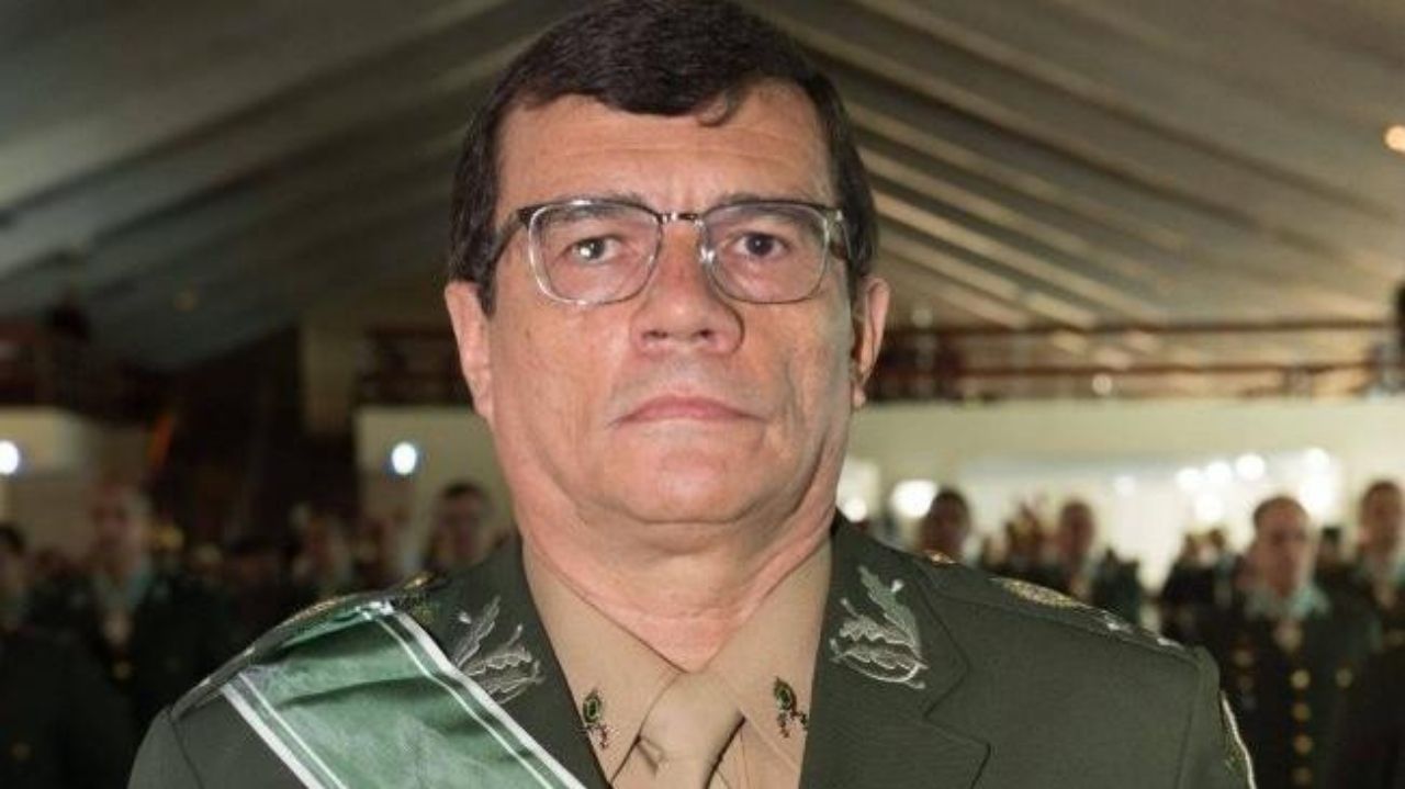 Paulo Sérgio Nogueira de farda militar e óculos olhando para a câmera