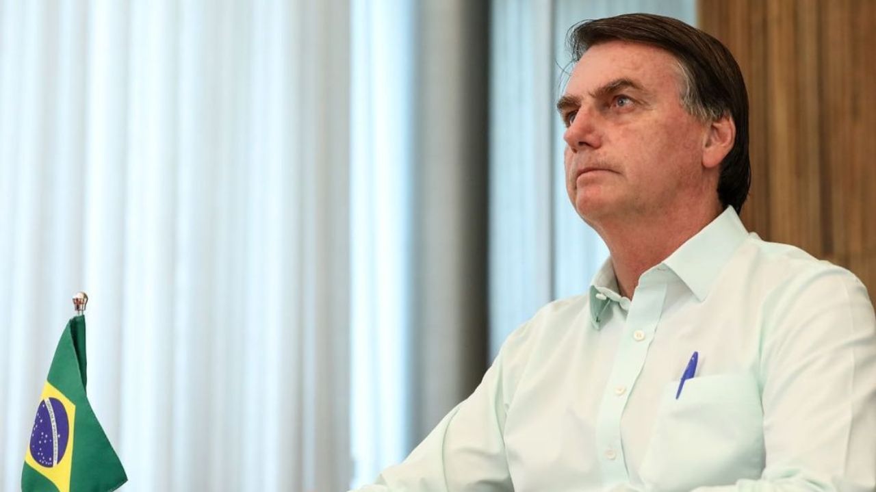 Jair Bolsonaro de perfil com expressão séria