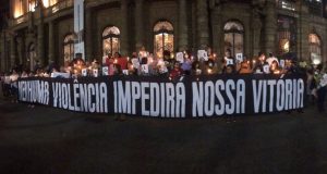 Manifestantes cobrando justiça por Marcelo Arruda com faixa em SP