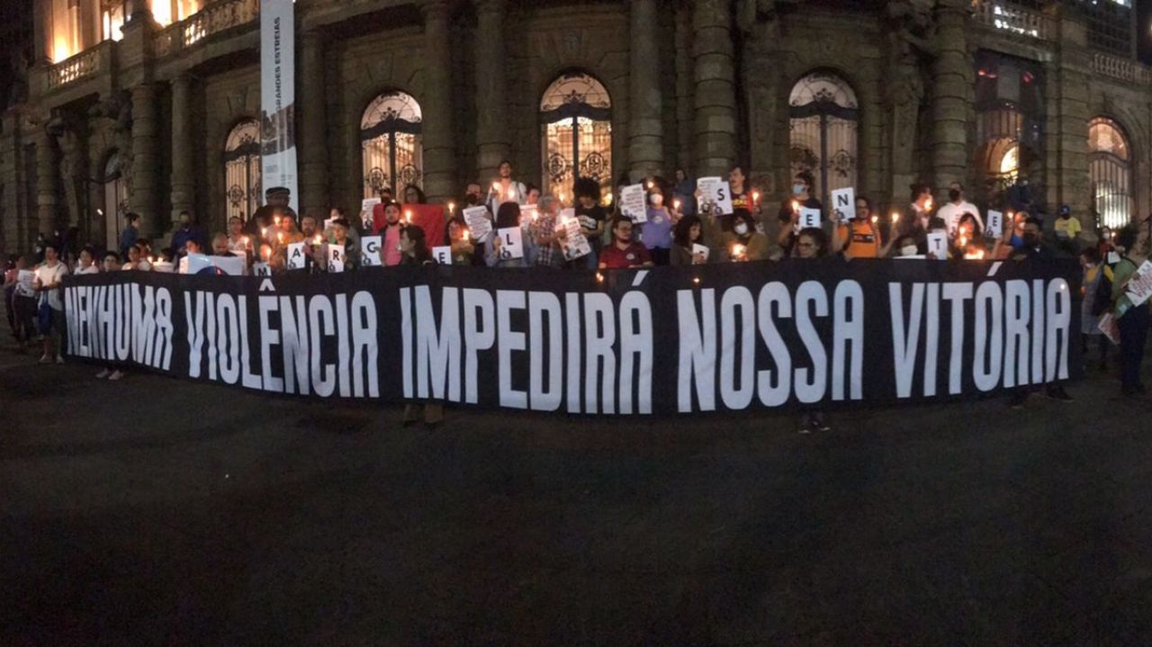 Manifestantes cobrando justiça por Marcelo Arruda com faixa em SP