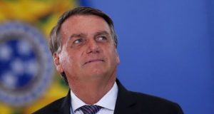Jair Bolsonaro sem sorrir, olhando para cima