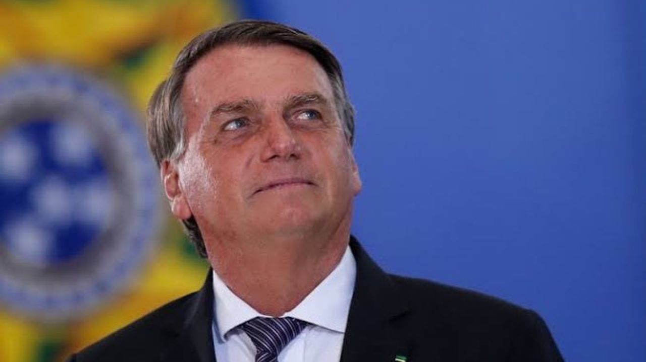 Jair Bolsonaro sem sorrir, olhando para cima