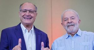 Geraldo Alckmin e Luiz Inácio Lula da Silva posando para foto lado a lado e sorrindo