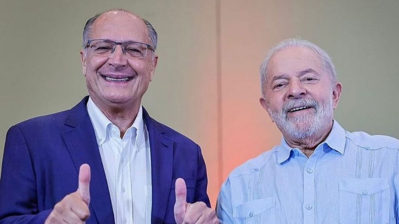 Geraldo Alckmin e Luiz Inácio Lula da Silva posando para foto lado a lado e sorrindo