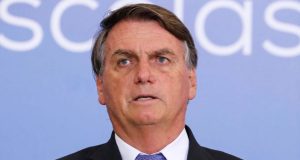 Jair Bolsonaro olhando para o lado com expressão séria