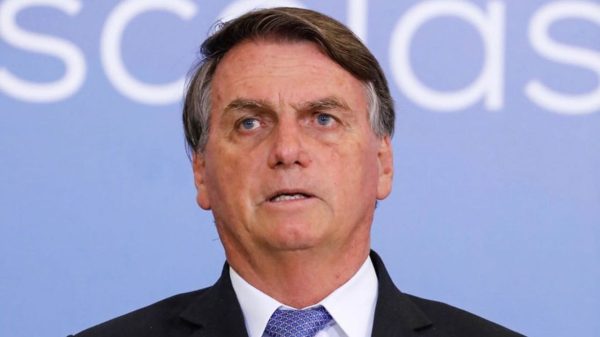 Jair Bolsonaro olhando para o lado com expressão séria