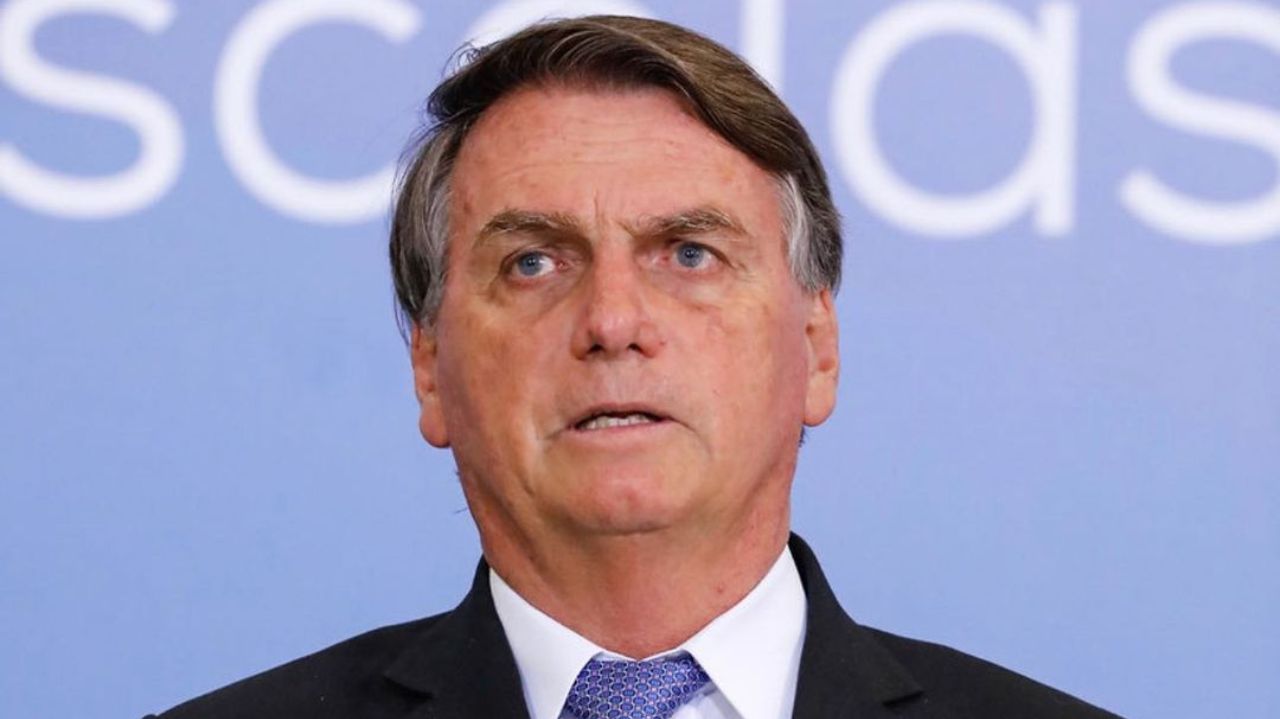 Jair Bolsonaro olhando para o lado com expressão séria