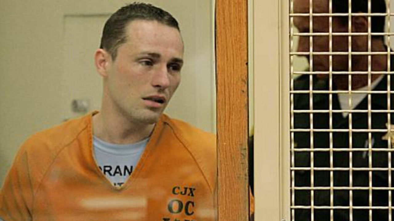 Skylar DeLeon de uniforme da prisão dos EUA e com expressão desolada