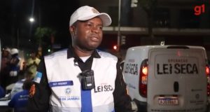 Sargento Wagner Carvalho perto de carro da Lei Seca