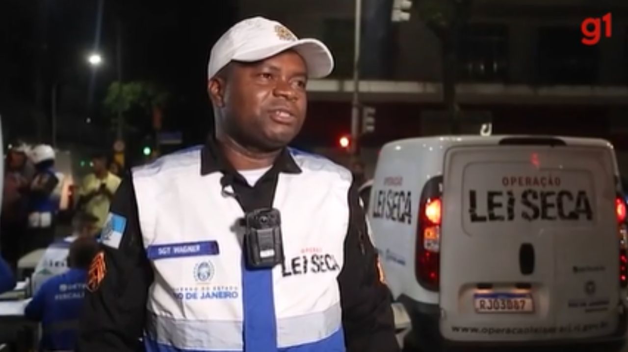 Sargento Wagner Carvalho perto de carro da Lei Seca