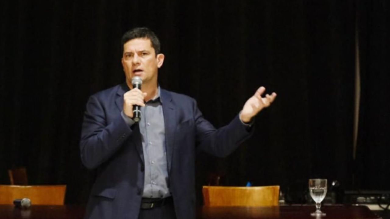 Sergio Moro de roupa social com microfone na mão, discursando