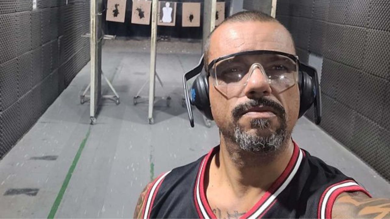 Ivan Rejane Fonte Boa Pinto de óculos de proteção e camiseta em selfie feita aparentemente em local de treinamento de tiros