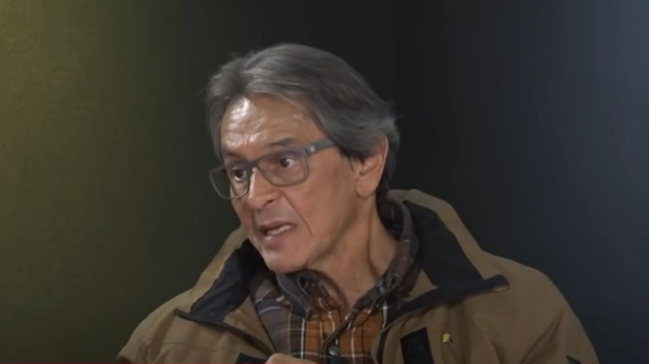 Roberto Jefferson de óculos e casaco marrom, falando e olhando para seu lado direito