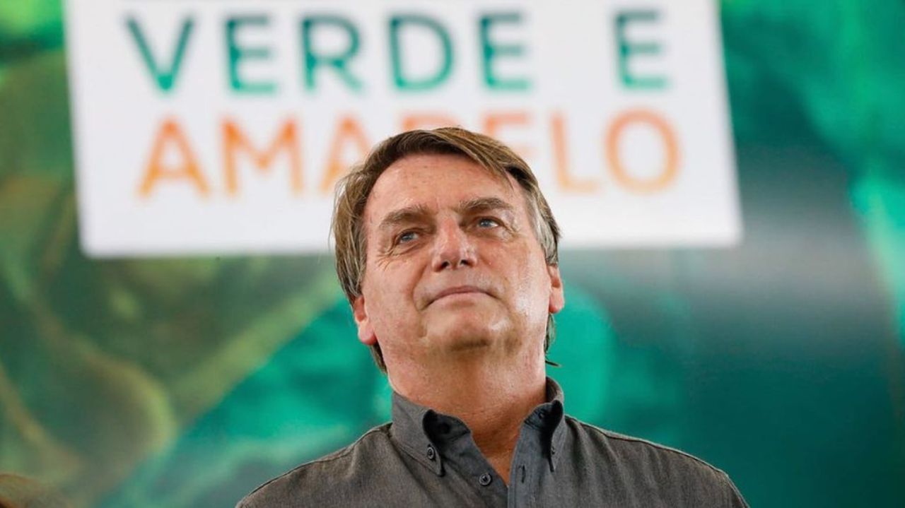 Jair Bolsonaro de camisa cinza com expressão confusa