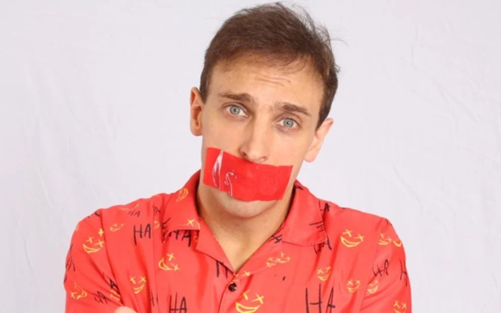 Léo Lins amordaçado