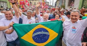 Lula sorridente com a bandeira do Brasil em caminhada em Salvador