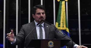 Jornalista da Globo encurrala senador Marcos do Val