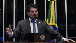  Jornalista da Globo encurrala senador Marcos do Val