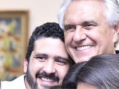 Ronaldo Caiado Filho posando para foto com rosto encostado no do pai, os dois sorrindo