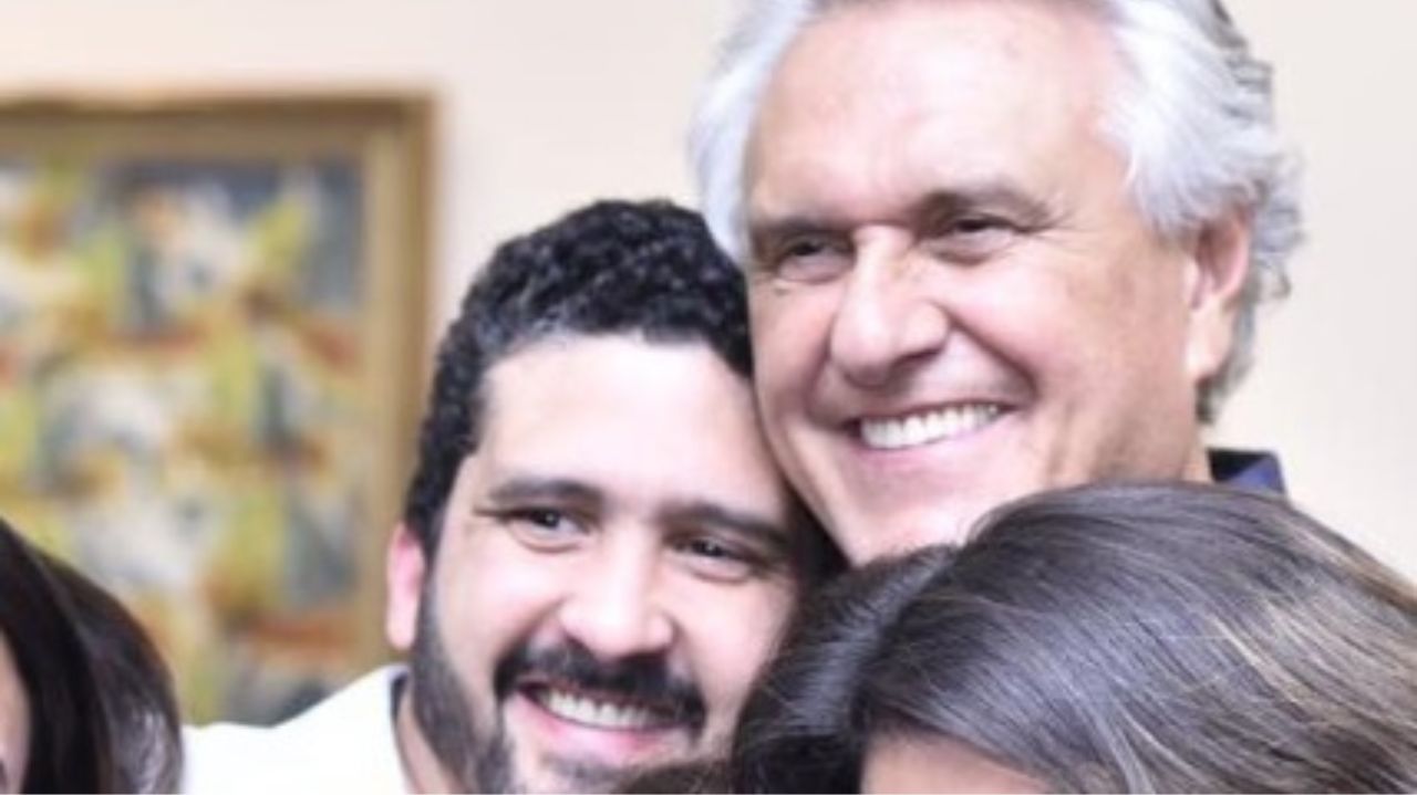 Ronaldo Caiado Filho posando para foto com rosto encostado no do pai, os dois sorrindo