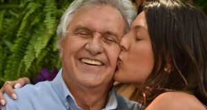 Maria Caiado dando beijo no rosto do pai, Ronaldo Caiado