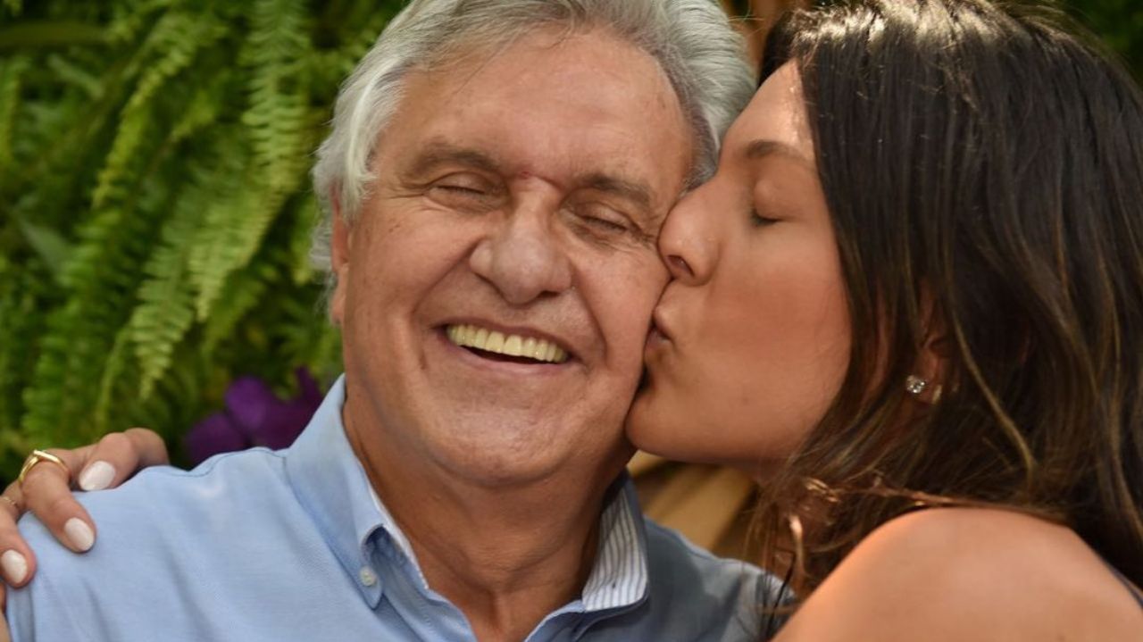 Maria Caiado dando beijo no rosto do pai, Ronaldo Caiado
