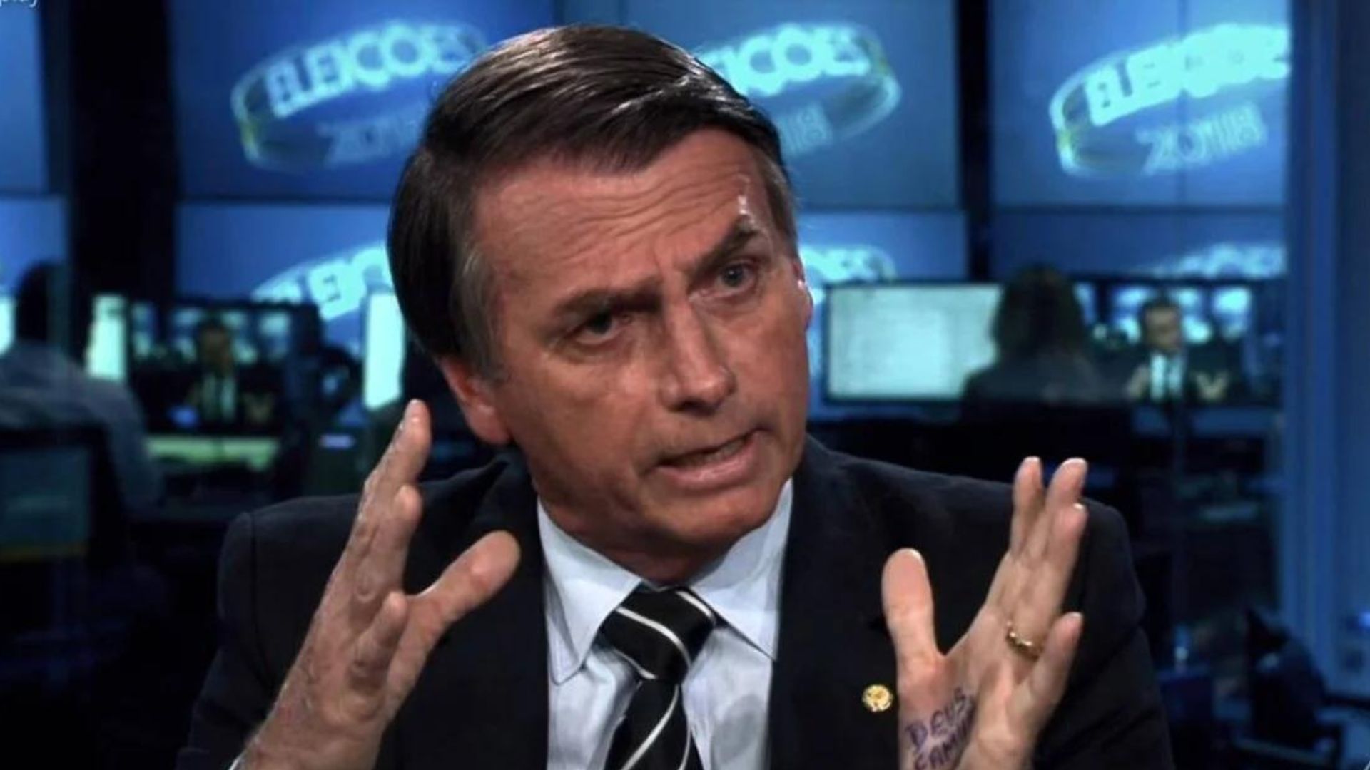 Bolsonaro recua e dará entrevista ao Jornal Nacional