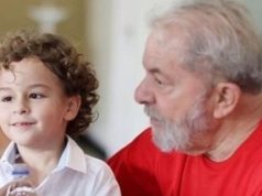 Ex-presidente Luiz Inácio Lula da Silva com seu neto, que faleceu de meningite bacteriana Foto: Arquivo pessoal