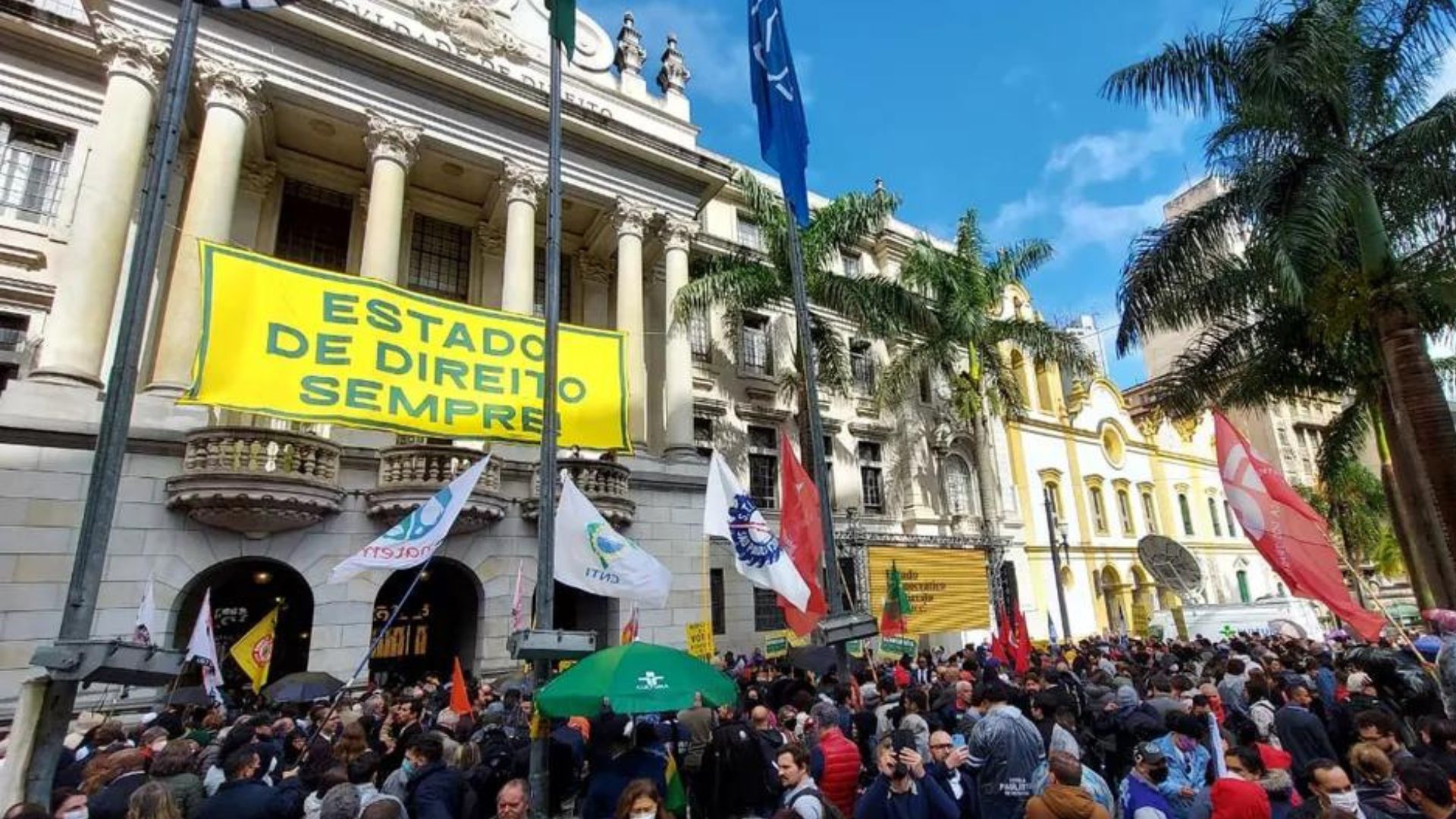 "Bolsonaro vai, democracia fica": ato de leitura da carta na USP explode nas redes