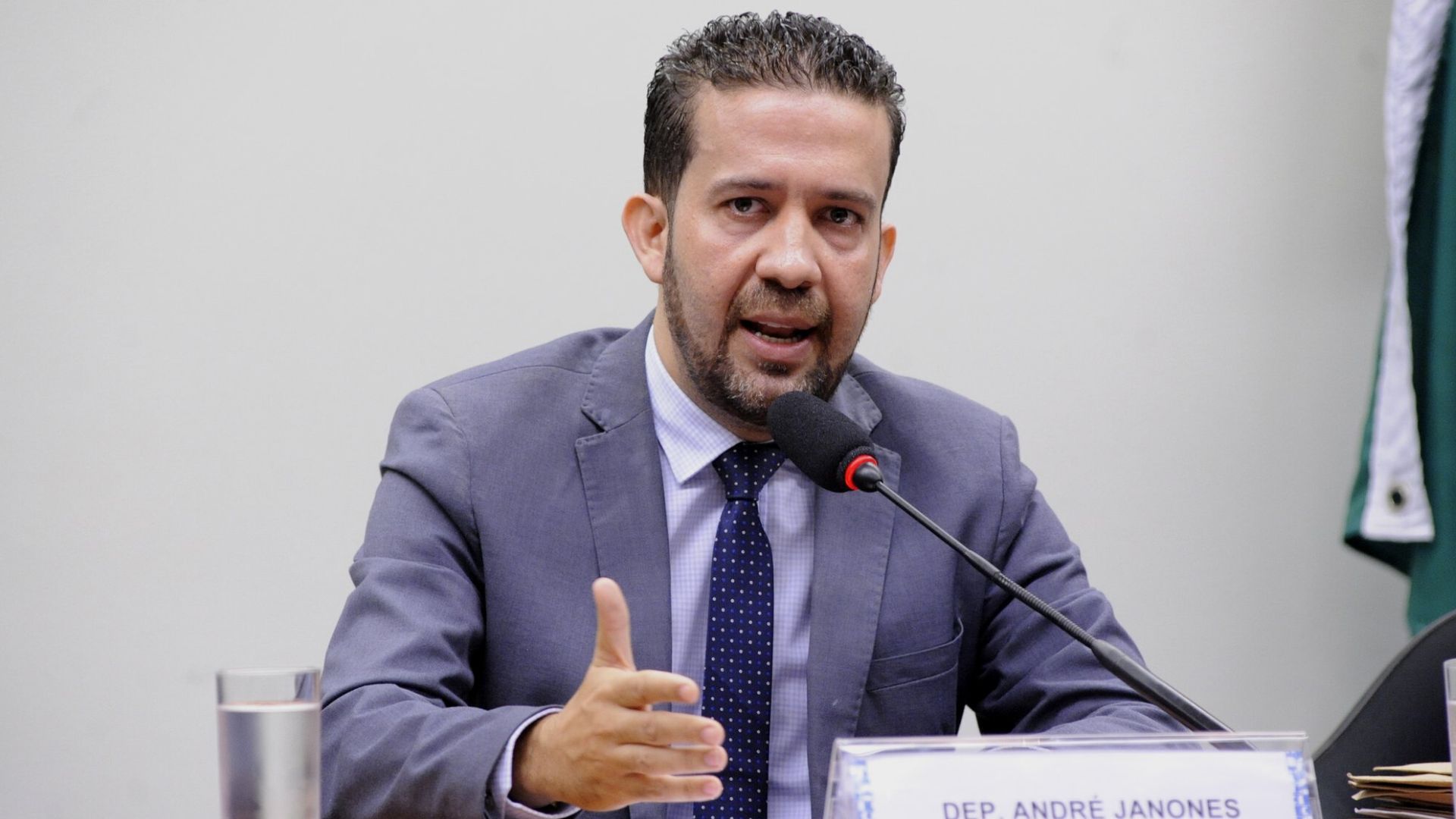 Os erros que Janones vê na carta pela democracia: “bolsonarismo nada de braçada”