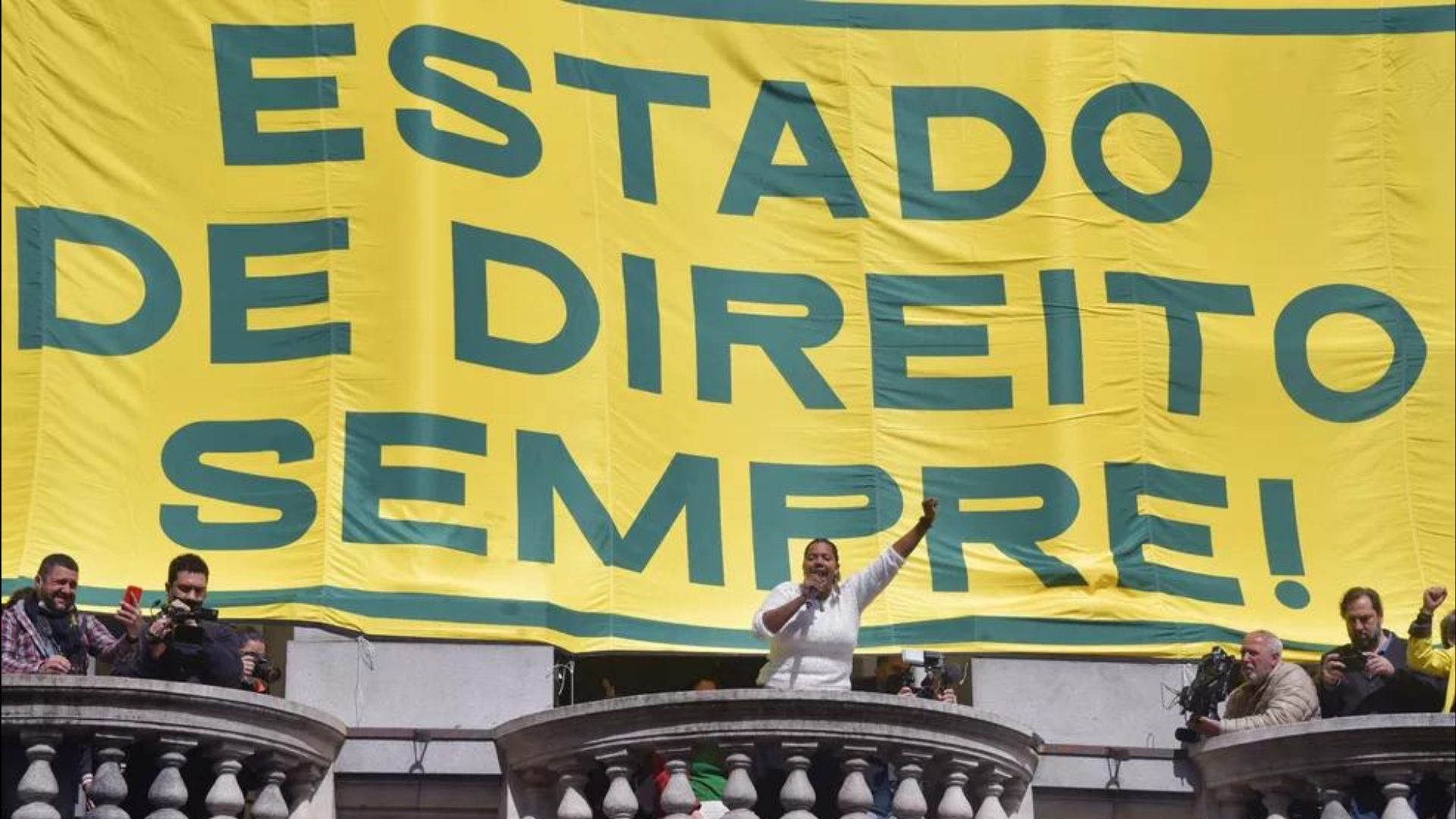 Falta o rugido do povo. Por Manuel Domingos Neto