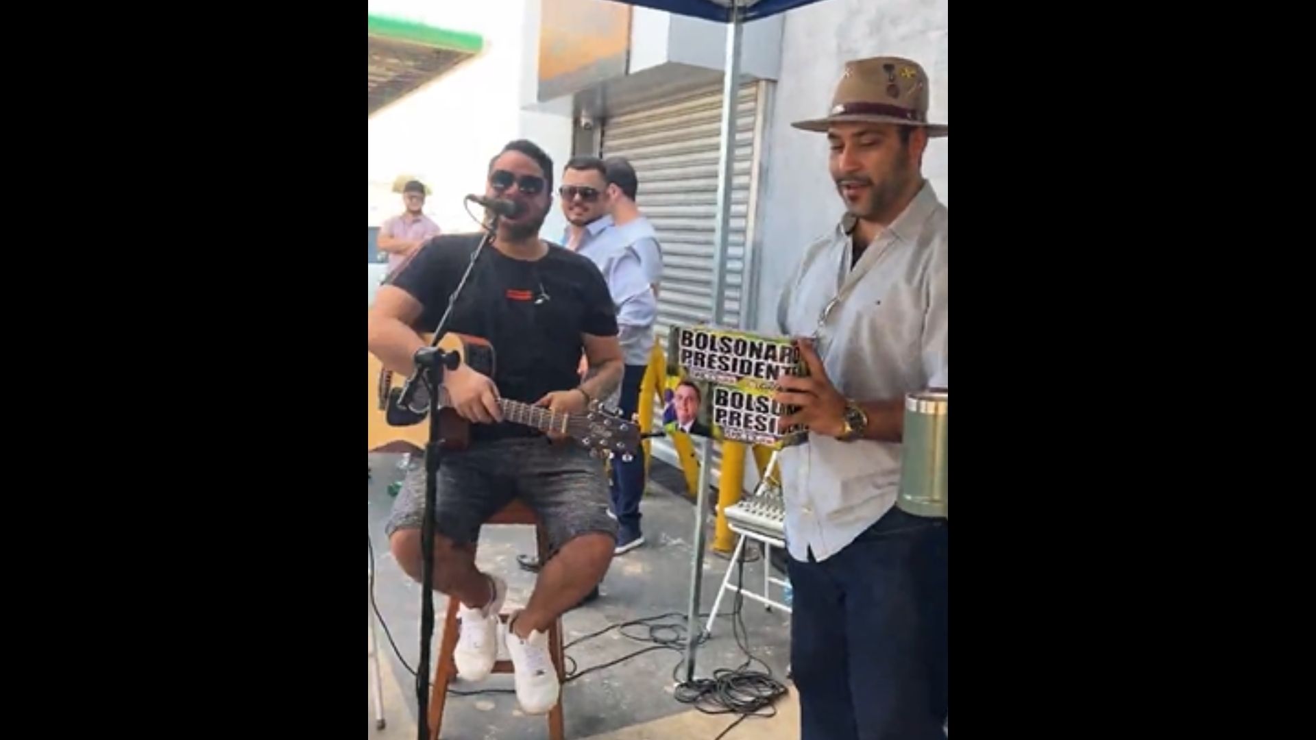 Loja de armas promove sorteio de pistola durante adesivaço pró-Bolsonaro