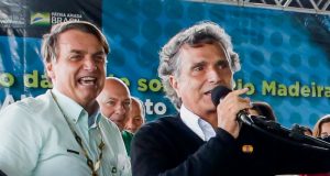 Jair Bolsonaro e Nelson Piquet sorrindo e falando, lado a lado