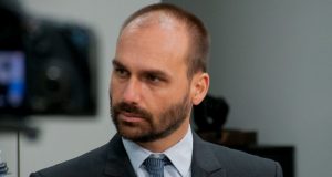 TSE determina que Eduardo Bolsonaro retire fake news sobre Lula das redes sociais