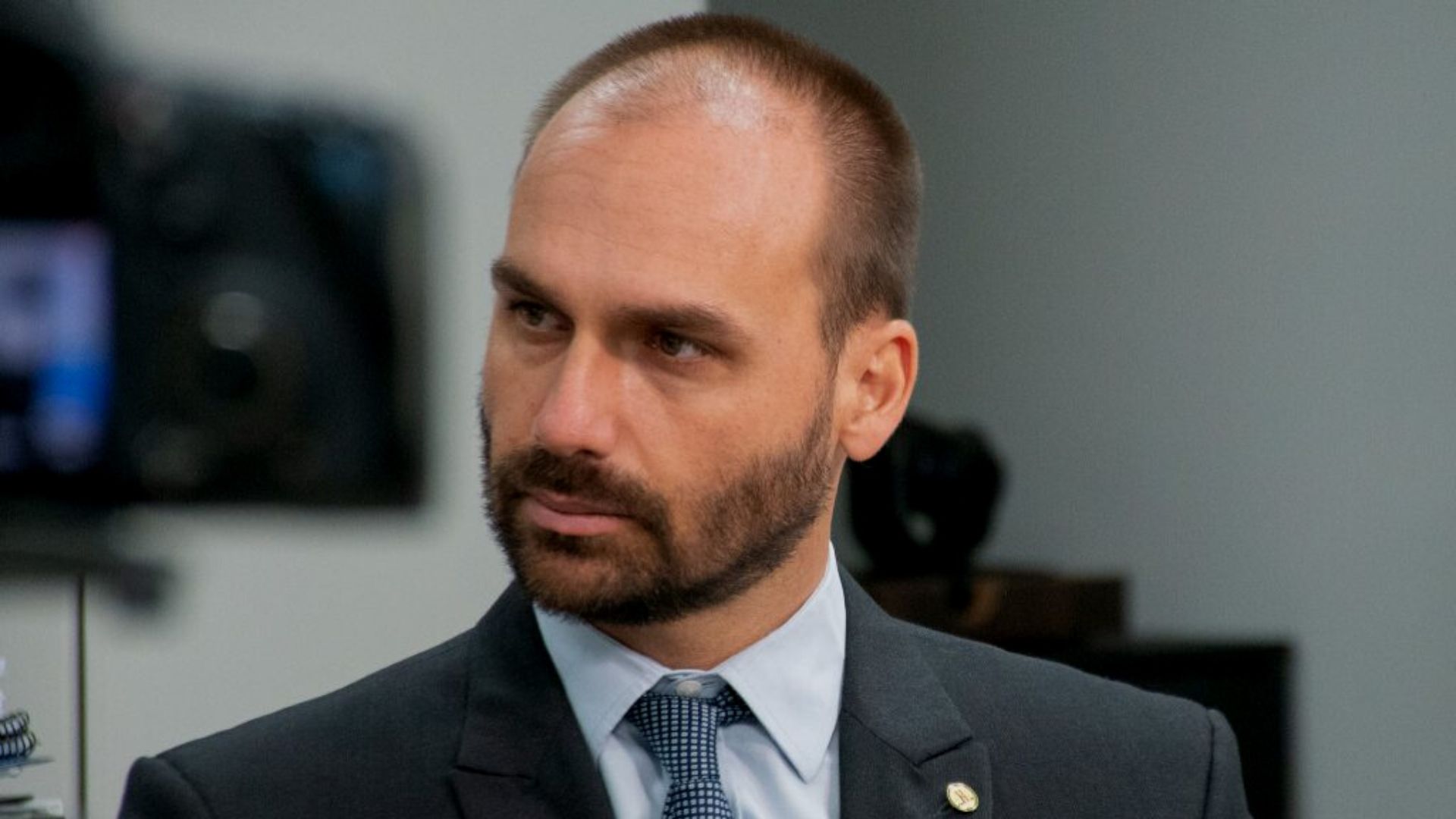 TSE determina que Eduardo Bolsonaro retire fake news sobre Lula das redes sociais