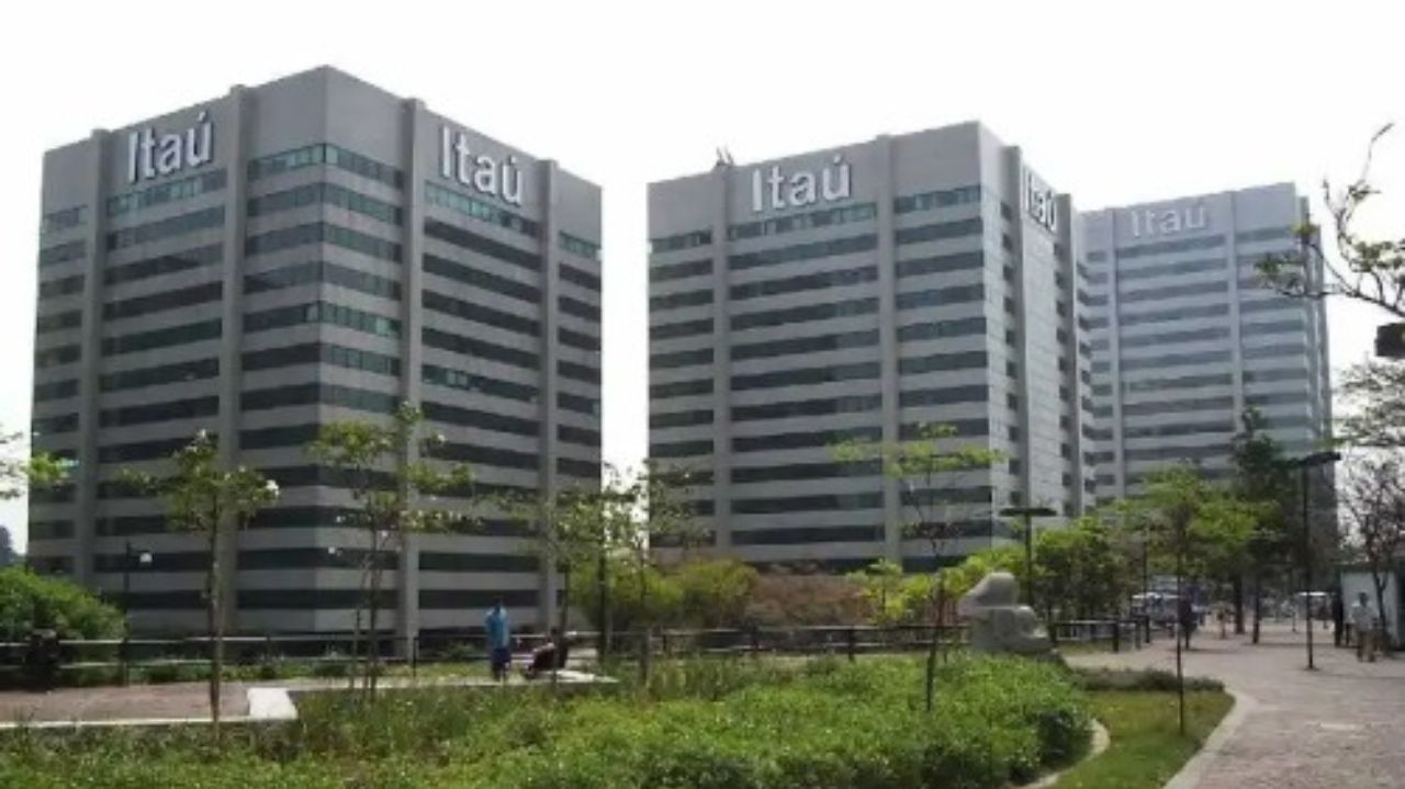Fachadas de vários prédios do banco Itaú