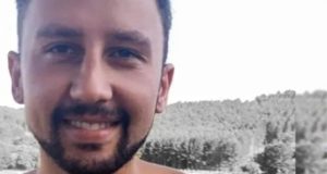 Phelipe Francisco Lourenço sorrindo em foto de rosto