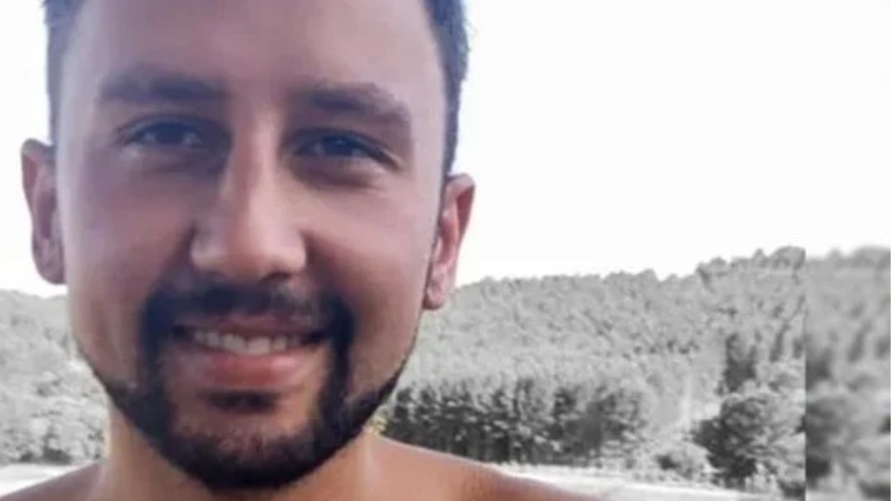 Phelipe Francisco Lourenço sorrindo em foto de rosto