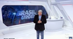 José Luiz Datena em pé, falando no cenário do Brasil Urgente