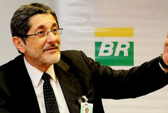 José Sergio Gabrielli falando e apontando para o lado