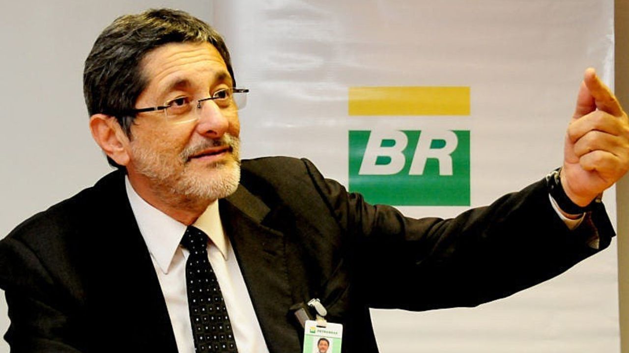 José Sergio Gabrielli falando e apontando para o lado