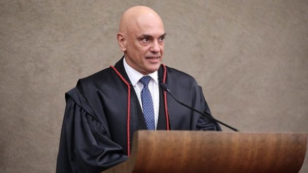 Alexandre de Moraes olhando para o lado com expressão desconfiada