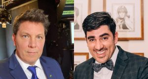 Montagem de fotos de Mario Frias sério e Marcelo Adnet sorrindo