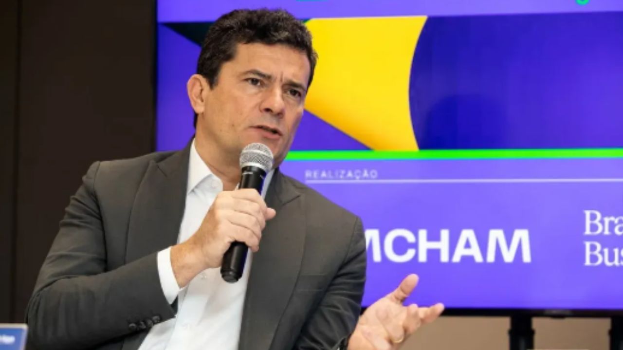 Sergio Moro de camisa branca e paletó preto falando em microfone